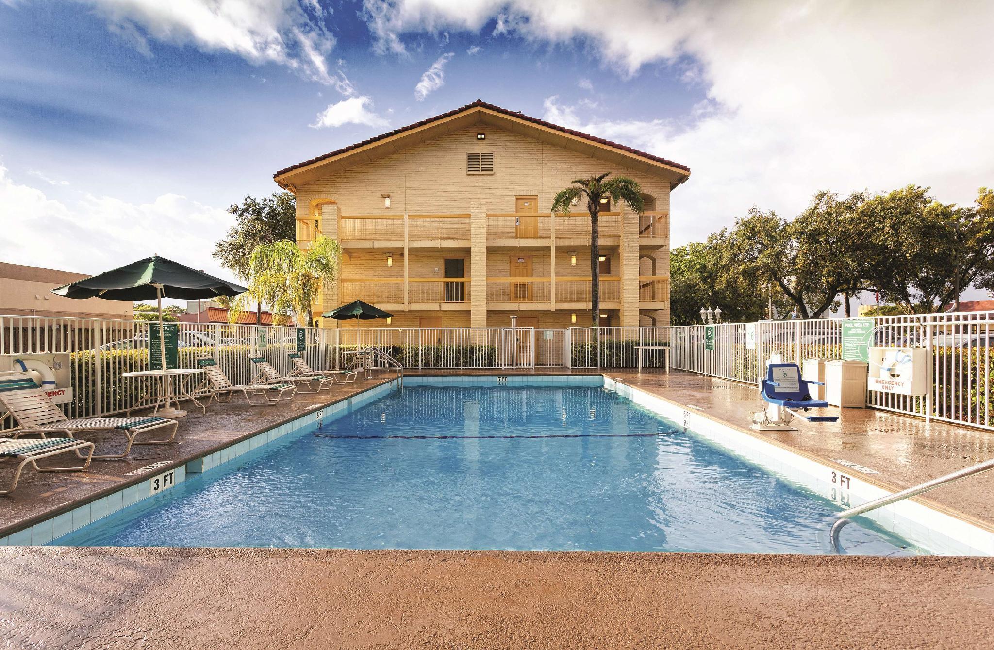 מיאמי ספרינגס La Quinta Inn By Wyndham Miami Airport North מראה חיצוני תמונה