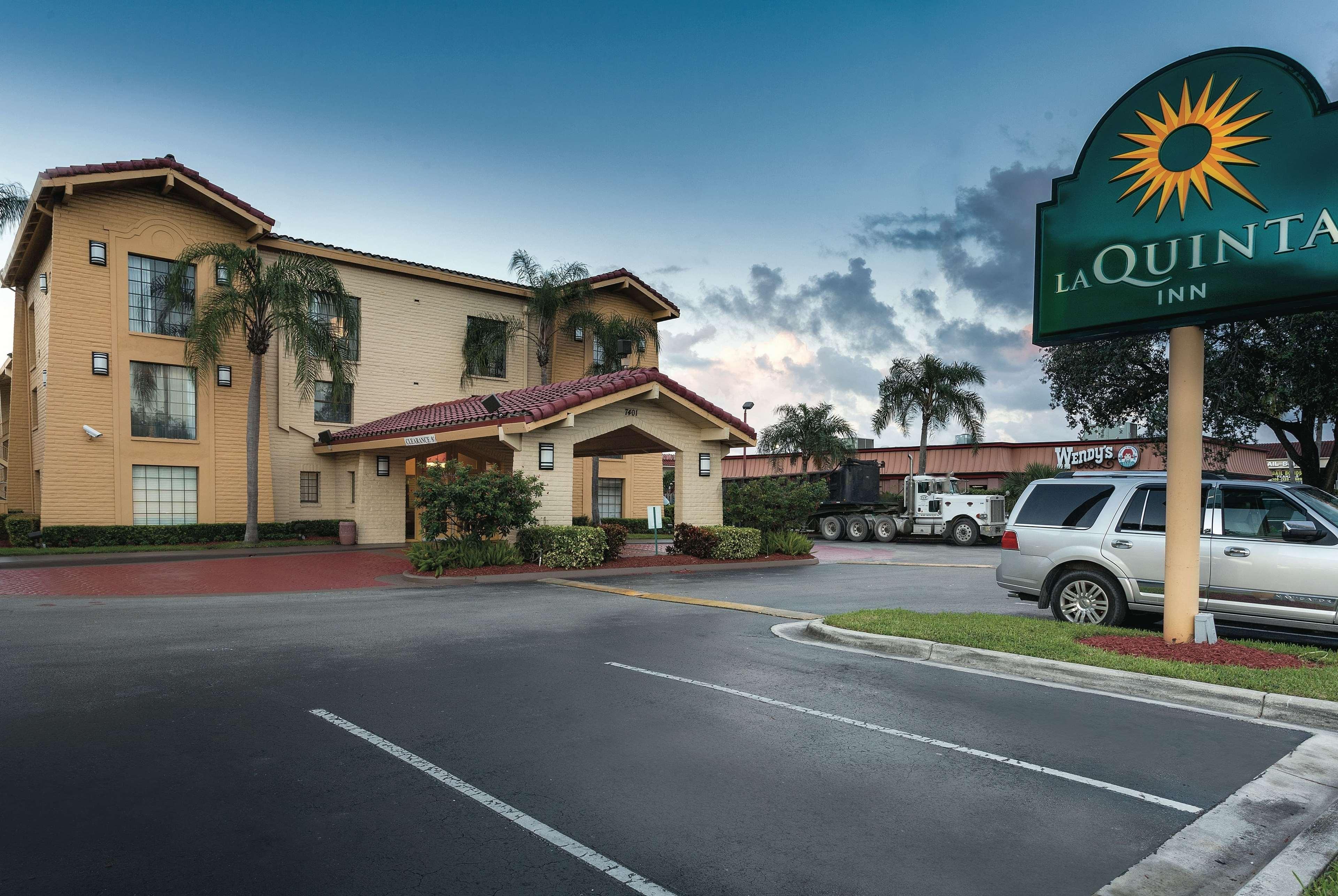 מיאמי ספרינגס La Quinta Inn By Wyndham Miami Airport North מראה חיצוני תמונה