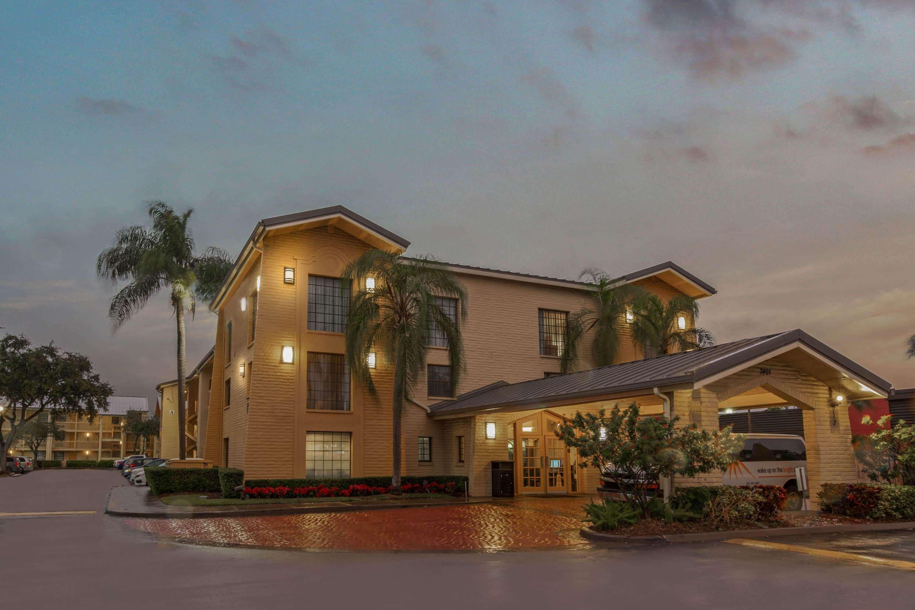 מיאמי ספרינגס La Quinta Inn By Wyndham Miami Airport North מראה חיצוני תמונה