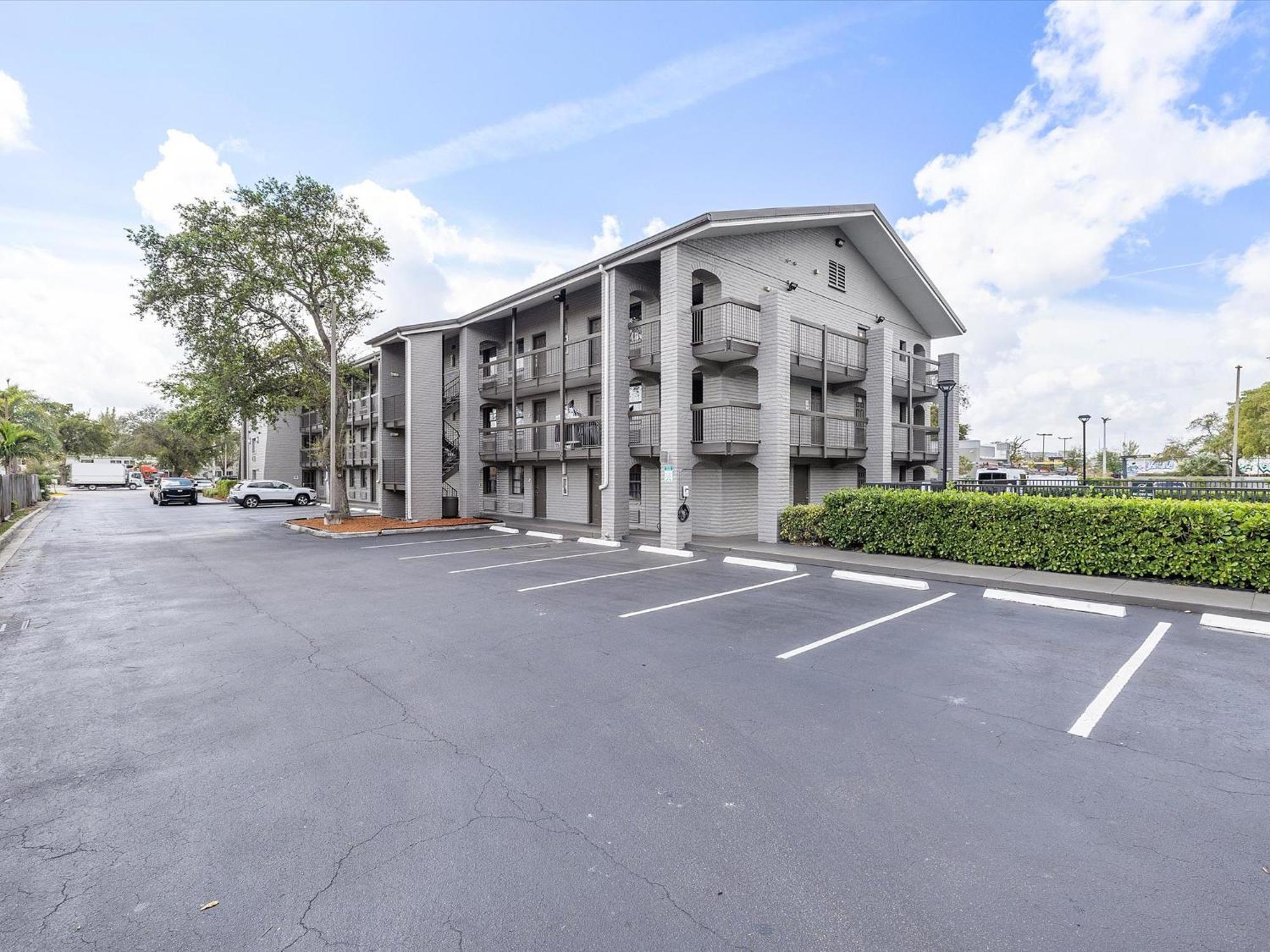 מיאמי ספרינגס La Quinta Inn By Wyndham Miami Airport North מראה חיצוני תמונה