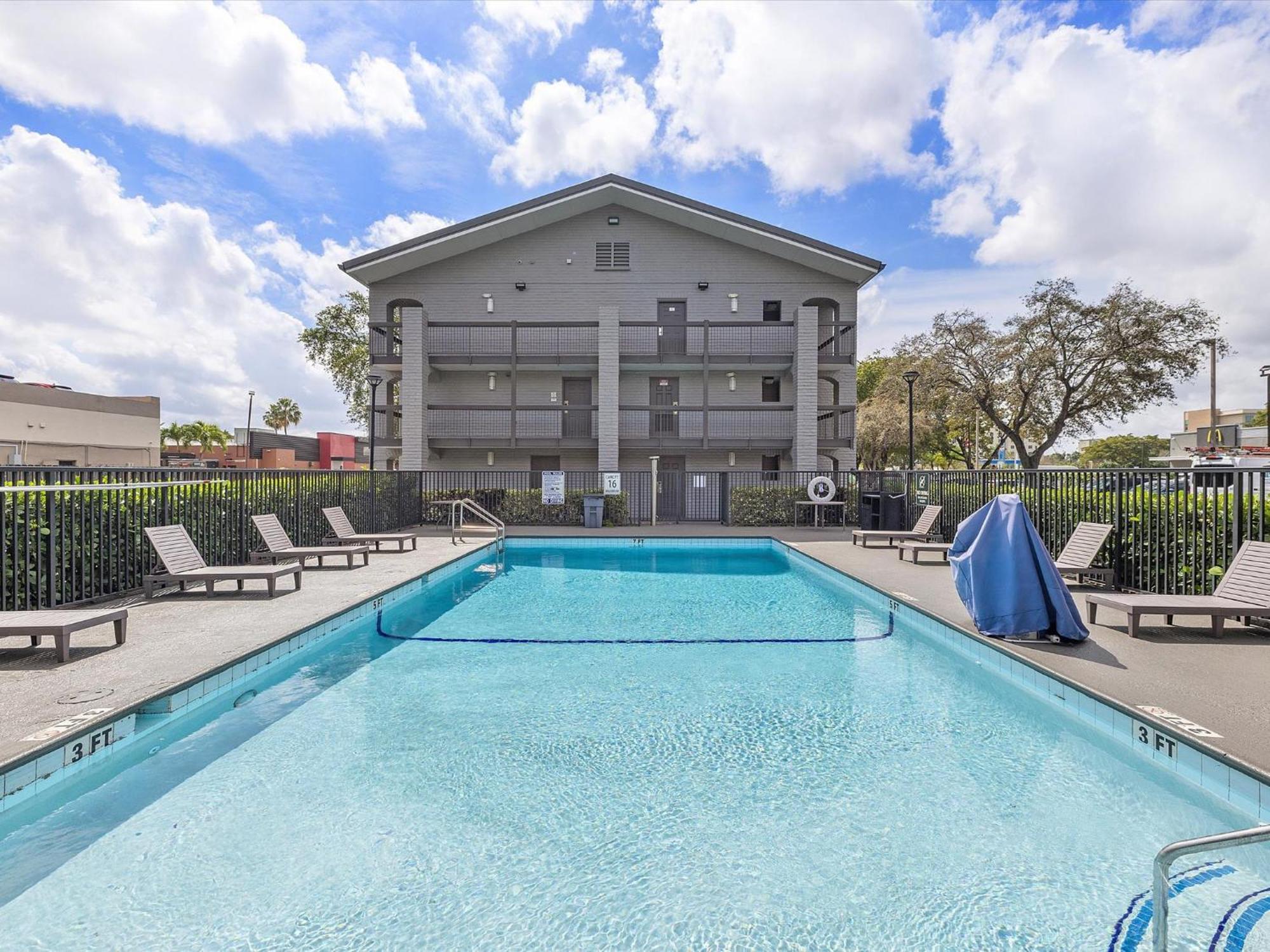 מיאמי ספרינגס La Quinta Inn By Wyndham Miami Airport North מראה חיצוני תמונה