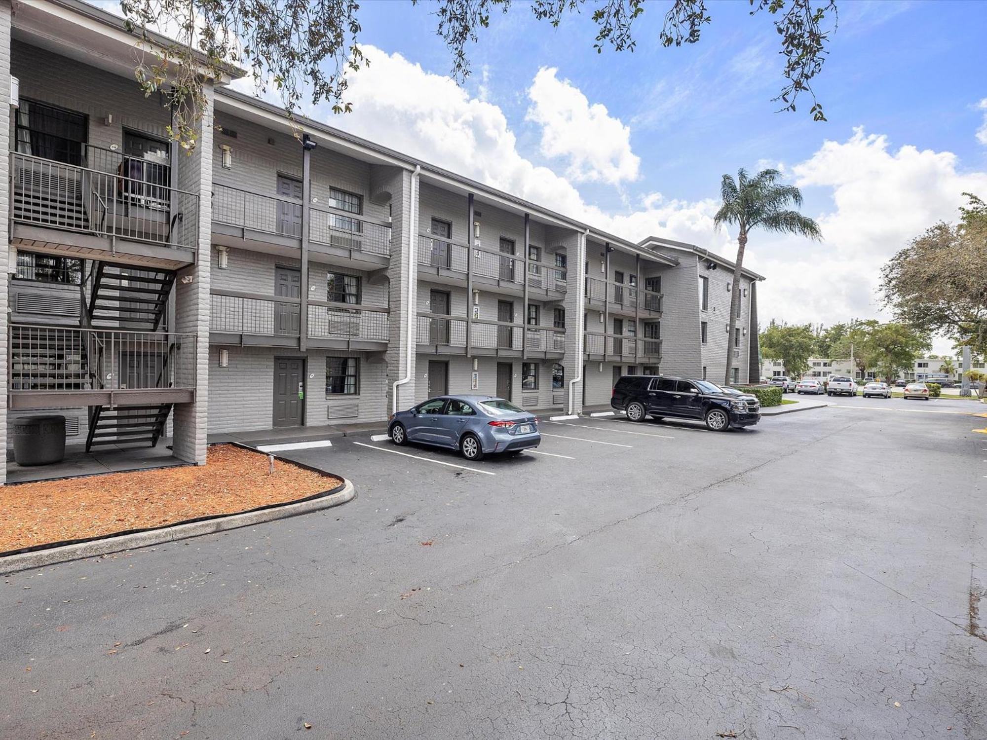 מיאמי ספרינגס La Quinta Inn By Wyndham Miami Airport North מראה חיצוני תמונה