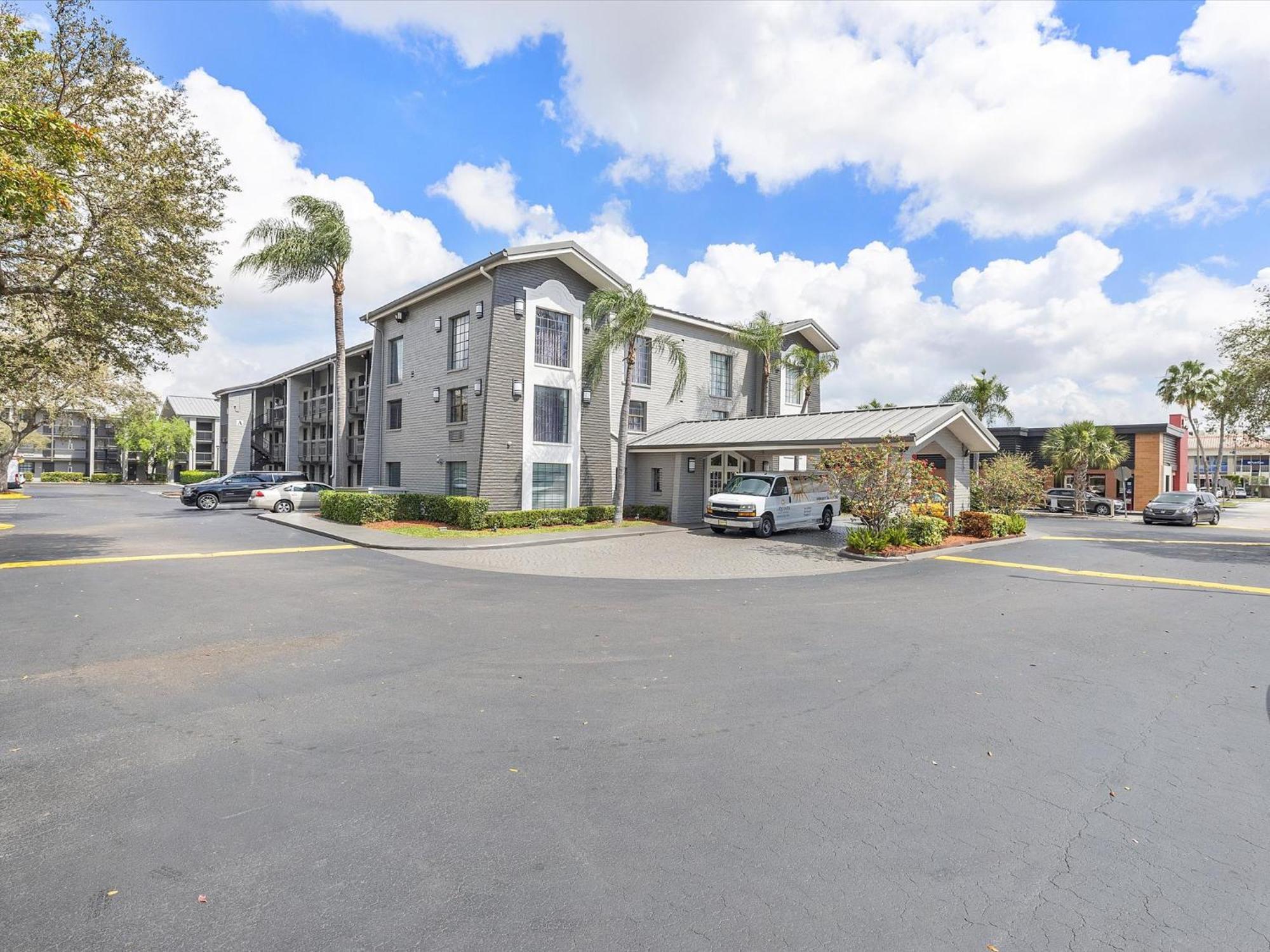מיאמי ספרינגס La Quinta Inn By Wyndham Miami Airport North מראה חיצוני תמונה