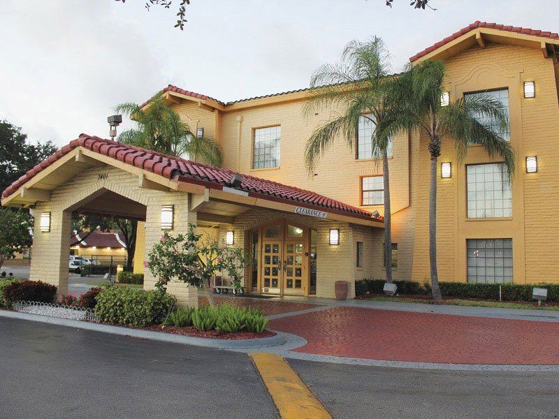 מיאמי ספרינגס La Quinta Inn By Wyndham Miami Airport North מראה חיצוני תמונה